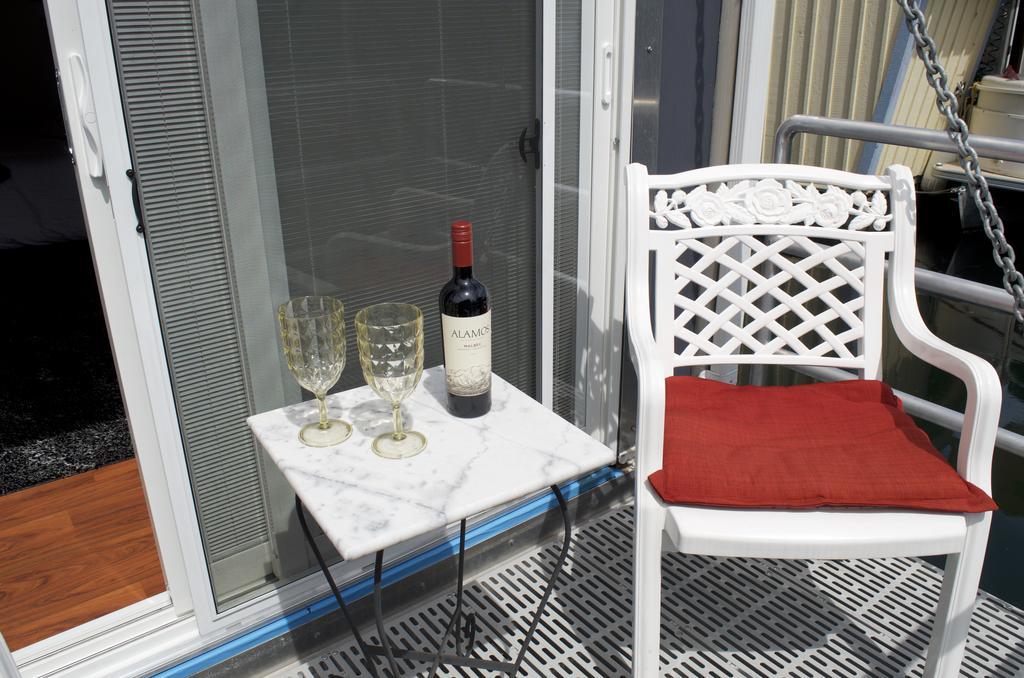 A Float Home B&B In Fisherman'S Wharf 빅토리아 외부 사진
