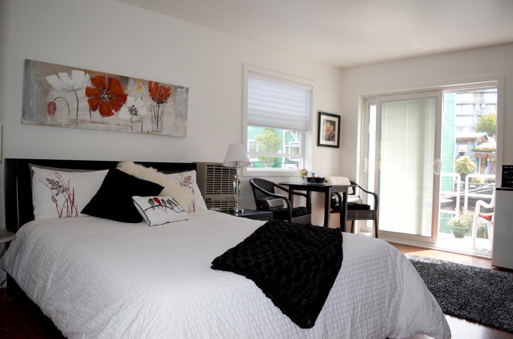 A Float Home B&B In Fisherman'S Wharf 빅토리아 외부 사진